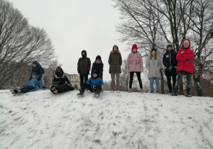 Uczniowie klasy 7a podczas zabaw na śniegu.