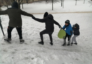 Uczniowie klasy 7a podczas zabaw na śniegu.
