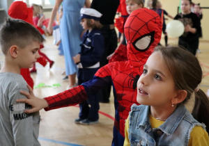 Na zdjęciach uczniowie naszej szkoły na sali gimnastycznej podczas zabawy karnawałowej.