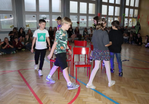 Na zdjęciach uczniowie naszej szkoły na sali gimnastycznej podczas zabawy karnawałowej.
