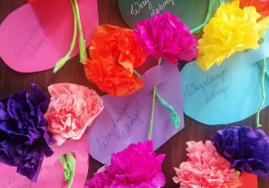 Na zdjęciu kolorowe kwiaty, oraz życzenia, wykonane przez naszych uczniów, jako upominki dla seniorów.