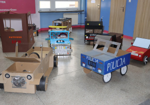 Na zdjęciu konstrukcje kartonowych samochodów wykonanych przez naszych uczniów.