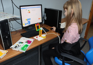 Na zdjęciu uczennica w sali komputerowej podczas zajęć z robotyki.