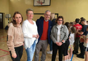 Na zdjęciu nauczyciele naszej szkoły p. dyrektor Katarzyna Pasternak oraz prezes Fundacji Leader100 Luis Brusa.