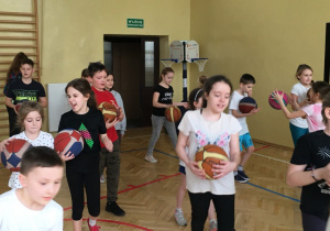 Na zdjęciu uczniowie uczestniczący w programie Leader100sport podczas zajęć w sali gimnastycznej.
