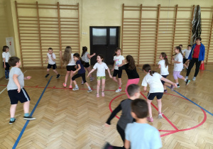 Na zdjęciu uczniowie uczestniczący w programie Leader100sport podczas zajęć w sali gimnastycznej.
