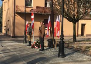 Na zdjęciu warta honorowa przy zduńskowolskim pomniku "Żołnierzy Wyklętych".