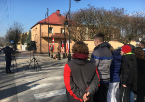 Na zdjęciu delegacja naszej szkoły na tle warty honorowej przy pomniku "Żołnierzy Wyklętych".