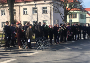 Na zdjęciu delegacje przed pomnikiem "Żołnierzy Wyklętych".