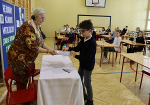 Na zdjęciu widać stojącą autorkę zadań do konkursu p. Ilonę Lewandowską oraz uczestników konkursu.