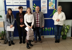 Na zdjęciu uczennica Julia Postulka - laureatka Miejskiego Konkursu Recytatorskiego wraz z organizatorami konkursu.