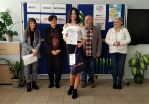 Na zdjęciu uczennica Maj Rutkowska - laureatka Miejskiego Konkursu Recytatorskiego wraz z organizatorami konkursu.