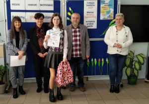 Na zdjęciu uczennica Gaja Pokora - laureatka Miejskiego Konkursu Recytatorskiego wraz z organizatorami konkursu.