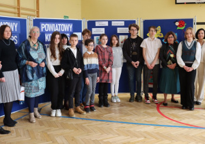 Na zdjęciu widać stojących laureatów wraz z opekunami, organizatorami i dyrekcją SP 10.