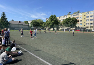 Na zdjęciu uczniowie na "Orliku" podczas rozgrywek piłkarskich.