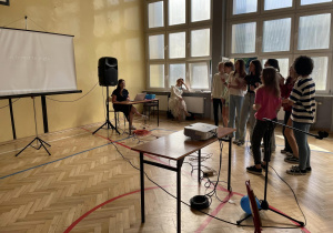 Uczniowie w sali gimnastycznej podczas konkursu karaoke.