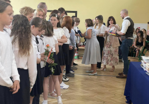 Uczniowie, dyrekcja,oraz przedstwiciele Rady Rodziców podczas wręczania świadectw z wyróżnieniem. podczas