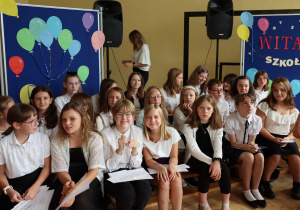 Na zdjęciu widać biorących udział w uroczystości uczniów naszej szkoły.