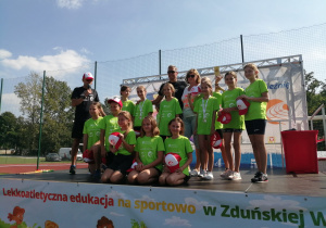 Na zdjęciu widać nagrodzonych uczestników zawodów z naszej szkoły, wraz z opiekunem, w towarzystwie Sebastiana Chmary i Pawła Januszewskiego.