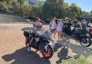 Na zdjęciu uczniowie oglądają prezentowane motocykle.