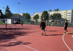 Na zdjęciu uczniowie na boisku Orlik podczas rozgrywek w piłkę.