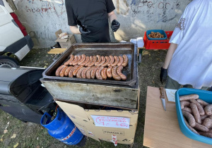 Na zdjęciu stoisko z grillem.