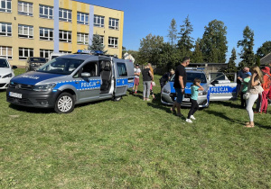 Na zdjęciu uczniowie oglądają policyjne pojazdy.