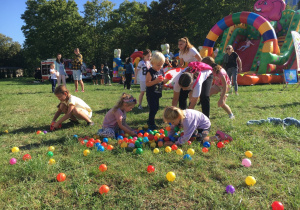 Dzieci podczas zabawy z plastikowymi kulami.