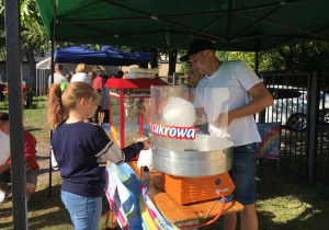 Na zdjęciu stoisko z cukrową watą.