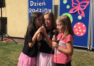 Uczniowie podczas występów wokalnych.
