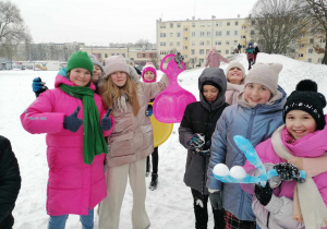 Zdjęcie grupy uczniów podczas zimowych zajęć z wychowania fizycznego.