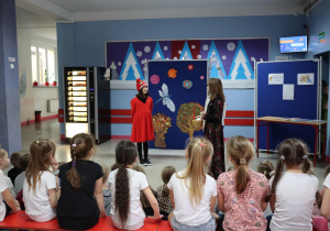 Na zdjęciu widać przebranych za postacie bajkowe uczniów naszej szkoły podczas występów przygotowanych dla naszych gości przedszkolaków.