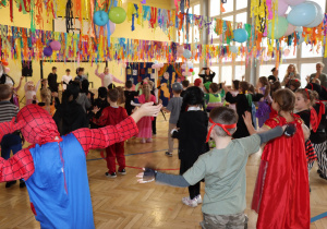 Na zdjęciu uczniowie podczas zabawy w przystrojonej karnawałowo sali gimnastycznej.