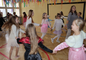 Na zdjęciu uczniowie podczas zabawy w przystrojonej karnawałowo sali gimnastycznej.