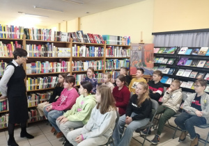 Na zdjęciu uczniowie klasy 4b na zjęciach w sali bibliotecznej.