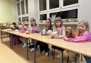 Na zdjęciu uczniowie prezentują swoje ulubione maskotki.