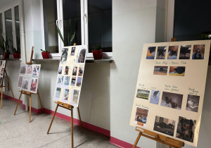 Na zdjęciu uczniowie przygotowali wystawę fotografii swoich pupili.