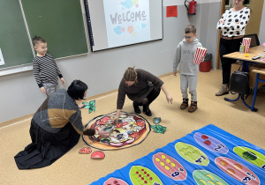 Sala języka angielskiego i zabawa w przygotowanie pizzy z ulubionych składników.