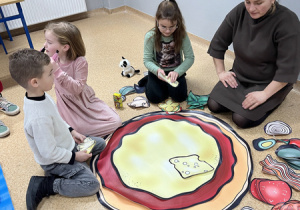 Sala języka angielskiego i zabawa w przygotowanie pizzy z ulubionych składników.