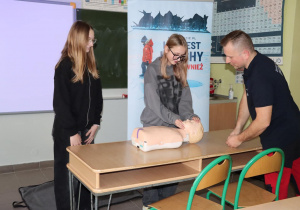 Na zdjęciu ratownik WOPR instruuje, jak prawidłowo wykonać resuscytację poszkodowanego.