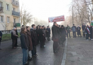 Na zdjęciu widać uczestników uroczystości, na pierwszym planie uczniowie reprezentujący naszą szkołę.