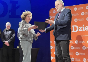 Na zdjęciu moment wręczania dyplomu dla naszej szkoły na ręce Dyrektor Katarzyny Pasternak.