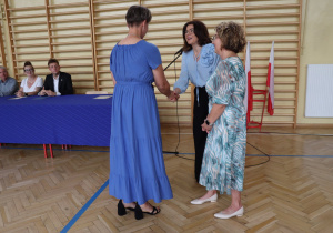 Na zdjęciu dyrekcja podczas wręczanie statuetki "Przyjaciela Szkoły".
