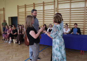 Na zdjęciu dyrekcja podczas wręczanie statuetki "Przyjaciela Szkoły".