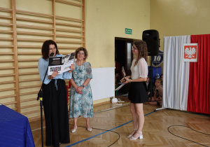 Na zdjęciu dyrekcja wręcza nagrodę dla Absolwenta Roku - Gai Pokory.
