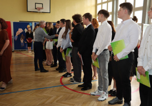Na zdjęciu uczniowie klas ósmych, dyrekcja i wychowawcy podczas wręczania świadectw.
