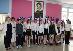 Na zdjęciu absolwenci z klasy 8a, wraz z wychowawcami pozują do pamiątkowej fotografii.