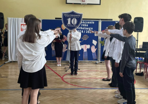 Uczniowie klas ósmych podczas ślubowania.