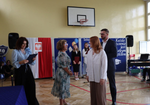 Na zdjęciu dyrekcja podczas wręczanie statuetki "Przyjaciela Szkoły".