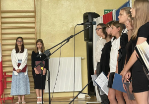 Na zdjęciu uczniowie klas siódmych podczas występów na uroczystości zakończenia roku szkolnego.